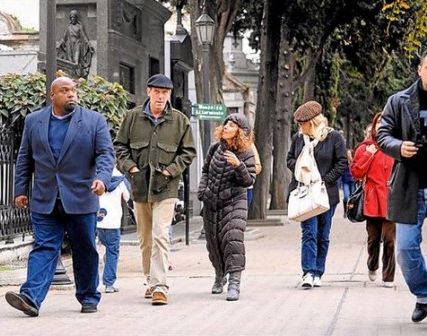 Durante su paseo por el cementerio de la Recoleta